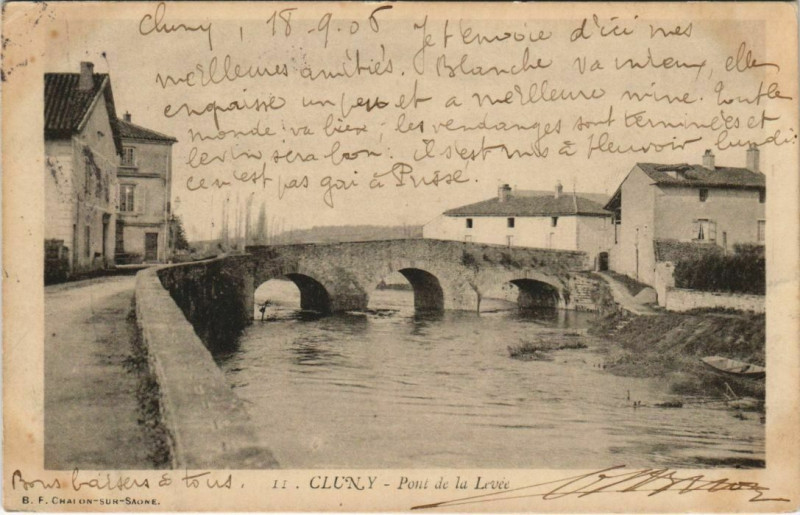 Carte postale ancienne Cluny Pont de la Levée à Cluny