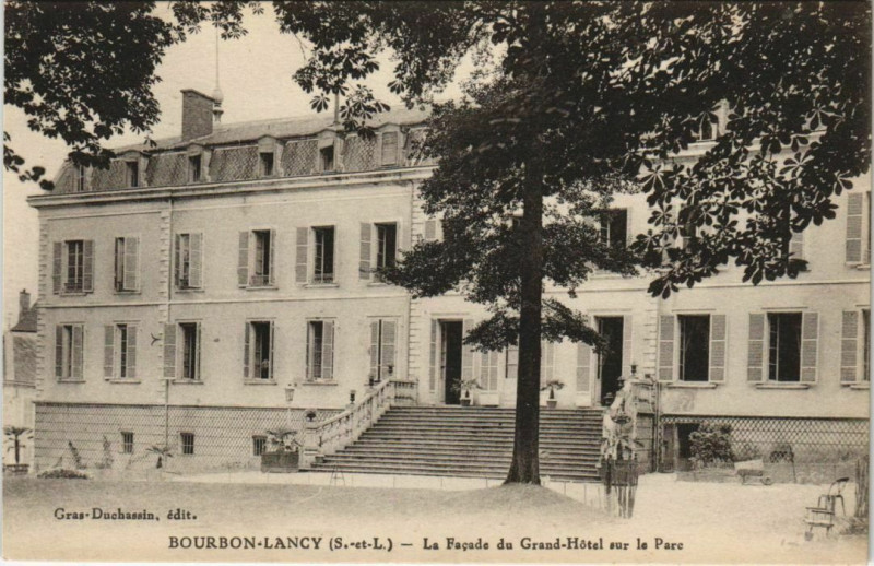 Carte postale ancienne Bourbon-Lancy La Facade du Grand-Hotel à Bourbon-Lancy
