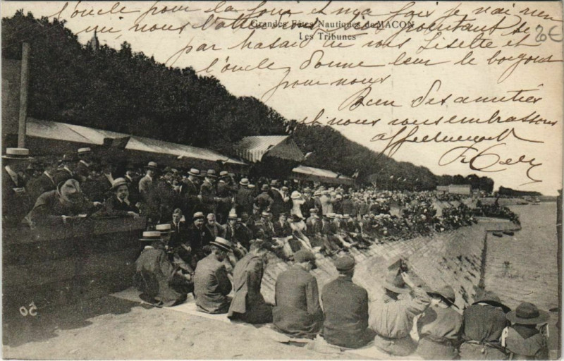 Carte postale ancienne Macon Les Tribunes à Mâcon