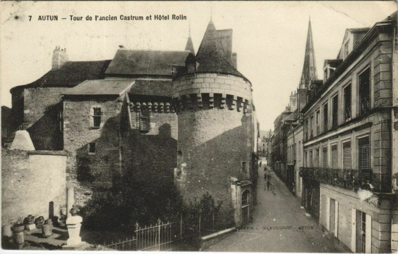 Carte postale ancienne Autun - Tour de l'ancien Castrum et Hotel Rolin à Autun