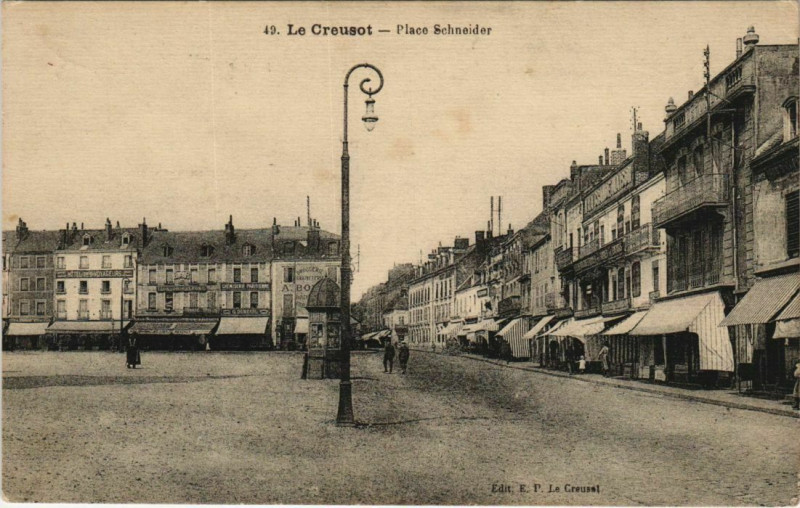 Carte postale ancienne Le Creusot - Place Schneider au Creusot