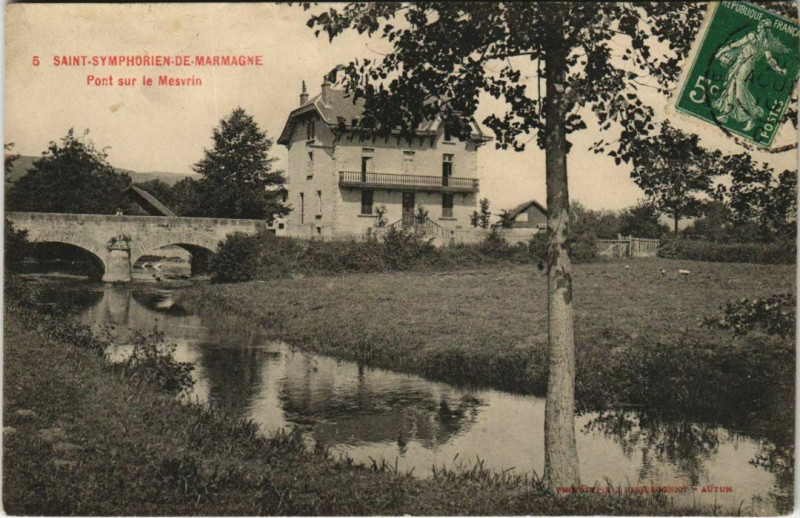 Carte postale ancienne Saint-Symphorien-de-Marmagne Pont sur le Mesvrin à Saint-Symphorien-de-Marmagne