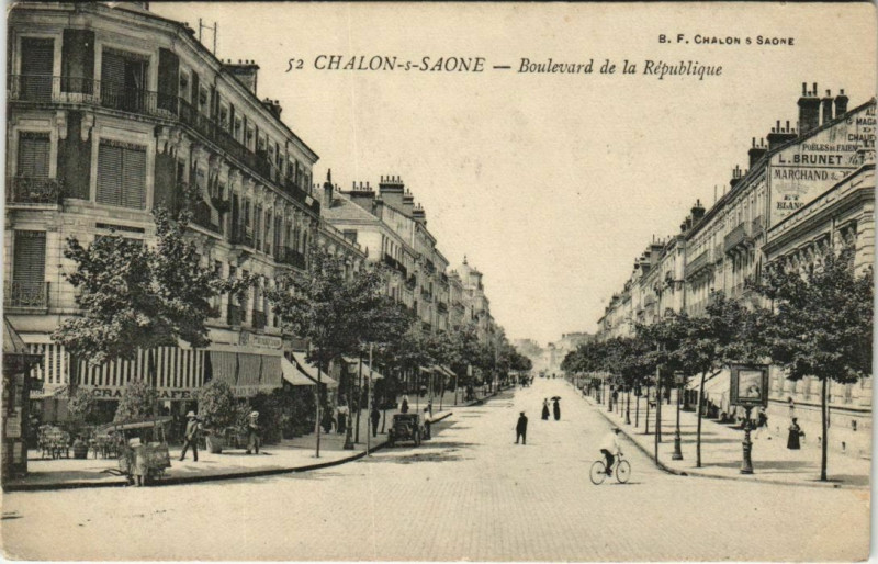 Carte postale ancienne Chalon-sur-Saone - Boulevard de la Republique à Chalon-sur-Saône