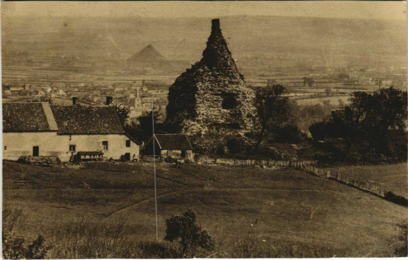 Carte postale ancienne Autun-la-Romaine Pyramide romaine à Autun