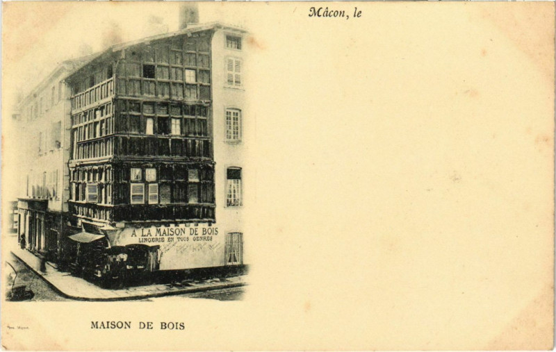 Carte postale ancienne Macon Maison de Bois à Mâcon