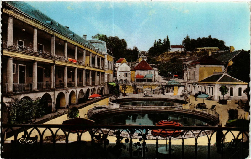 Carte postale ancienne Bourbon-Lancy Cour des Bains et Bassins France à Bourbon-Lancy