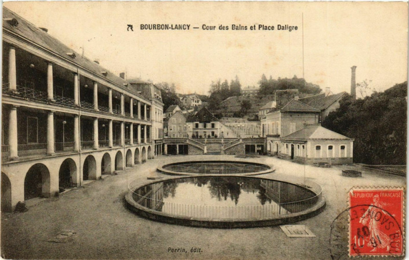 Carte postale ancienne Bourbon-Lancy Cour des Bains et Place Daligre France à Bourbon-Lancy