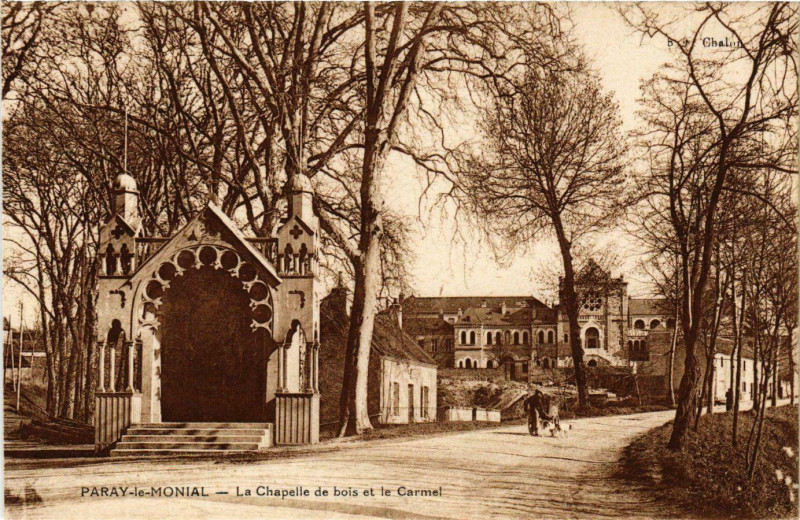 Carte postale ancienne Paray le Monial La Chapelle de bois et le Carmel France à Paray-le-Monial