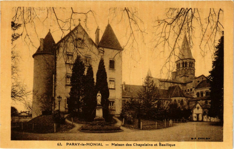Carte postale ancienne Paray le Monial Maison des Chapelains et Basilique France à Paray-le-Monial