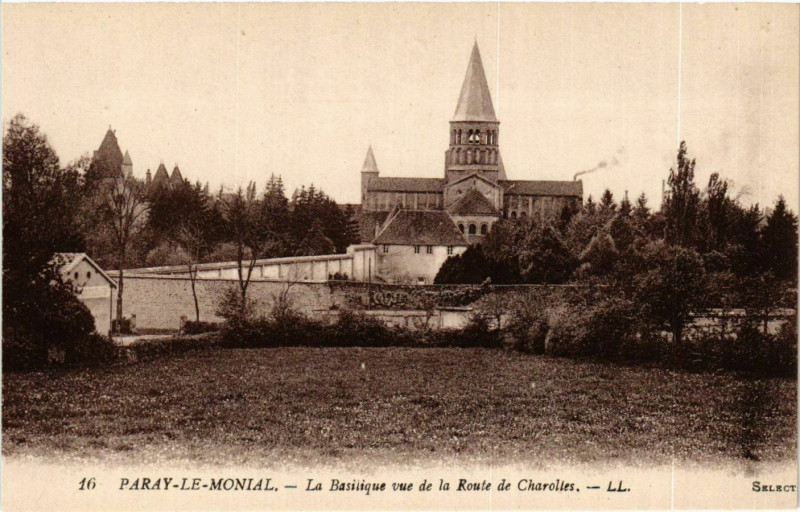Carte postale ancienne Paray le Monial La Basilique vue de la Route France à Paray-le-Monial