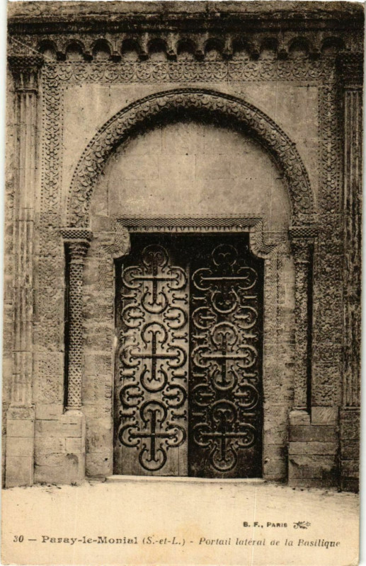 Carte postale ancienne Paray le Monial Portail lateral de la Basilique France à Paray-le-Monial