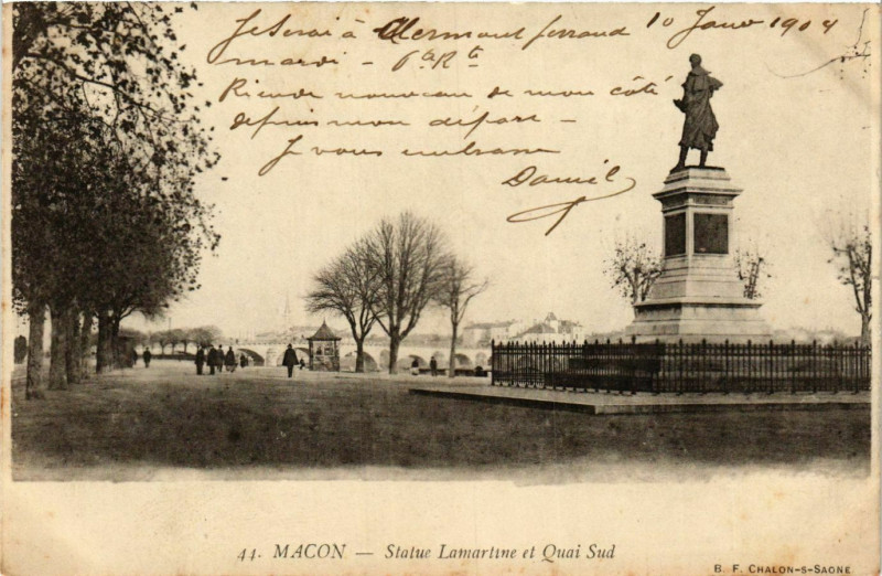 Carte postale ancienne Macon Statue Lamartine et Quai Sud France à Mâcon