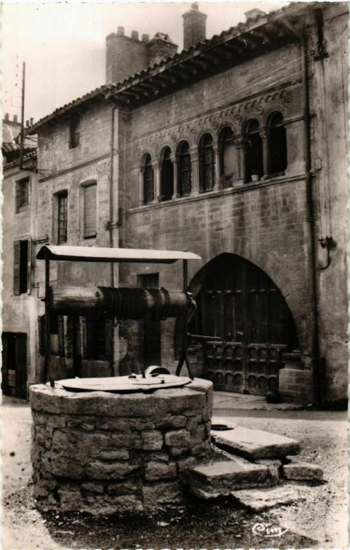 Carte postale ancienne Cluny Maison Romane et Puits des Penitents France à Cluny