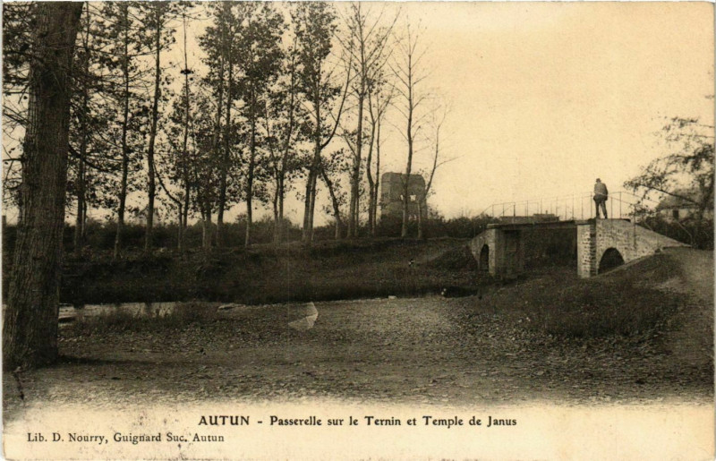 Carte postale ancienne Autun Passerelle sur le Ternin France à Autun