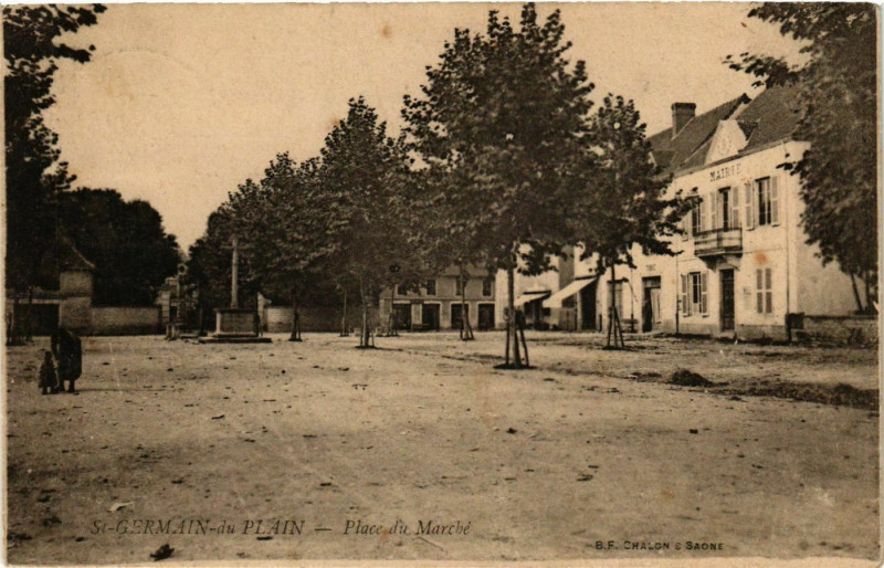 Carte postale ancienne St.Germain du Plain Place du Marche France