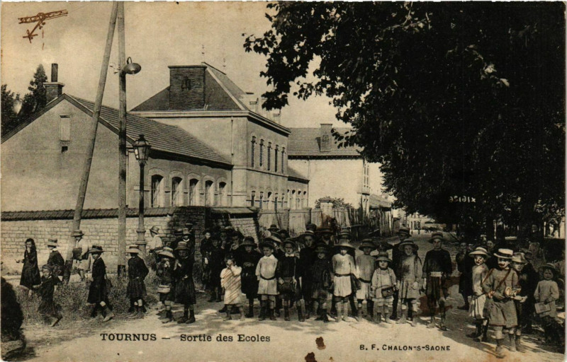 Carte postale ancienne Tournus Sortie des Ecoles France à Tournus