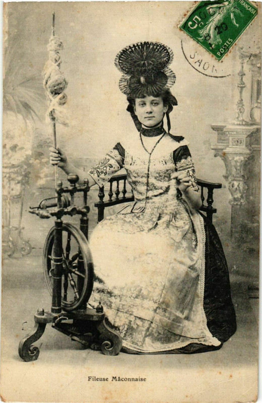 Carte postale ancienne Macon Fileuse Maconnaise France à Mâcon