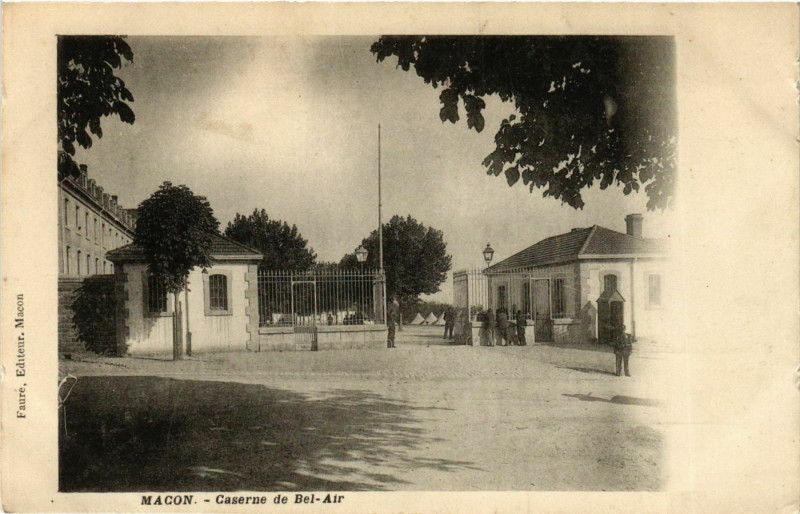 Carte postale ancienne Macon Caserne de Bel-Air France à Mâcon