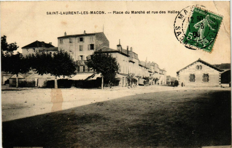 Carte postale ancienne Macon Place du Marche et rue des Halles France à Mâcon