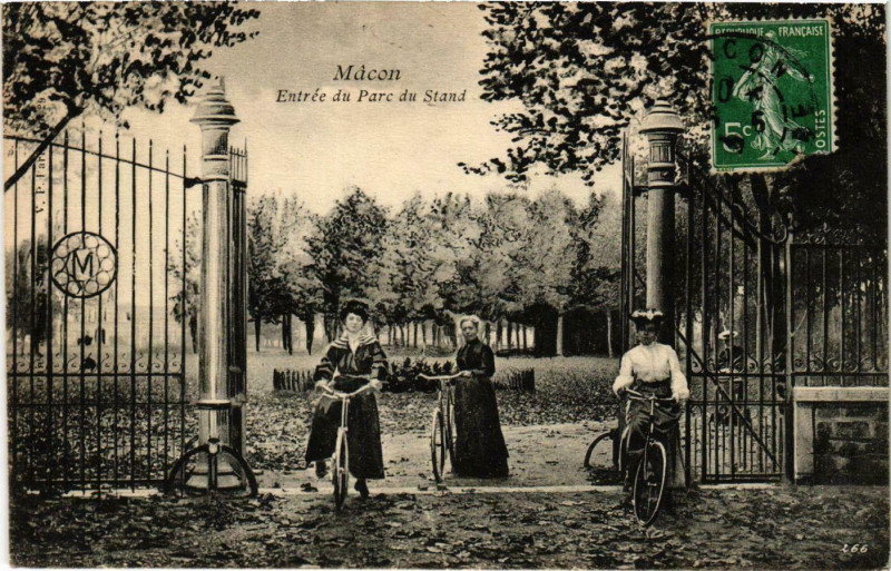Carte postale ancienne Macon Entree du Parc du Stand France à Mâcon