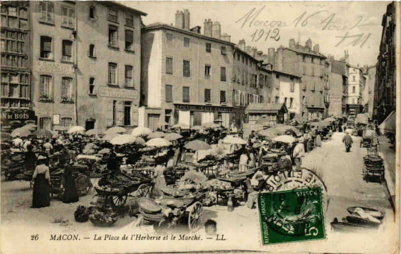 Carte postale ancienne Macon La Place de l'Herberie et le Marche France à Mâcon