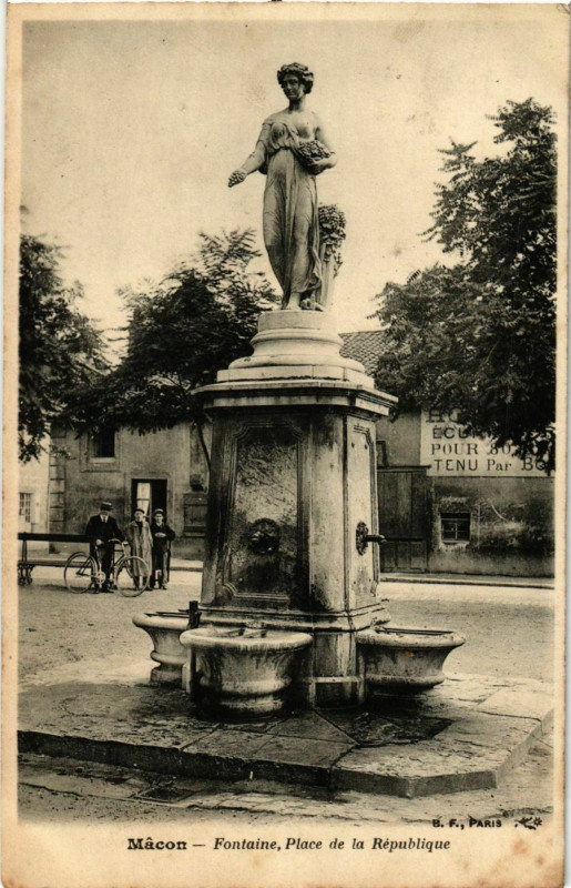 Carte postale ancienne Macon Fontaine, Place de la Republique France à Mâcon