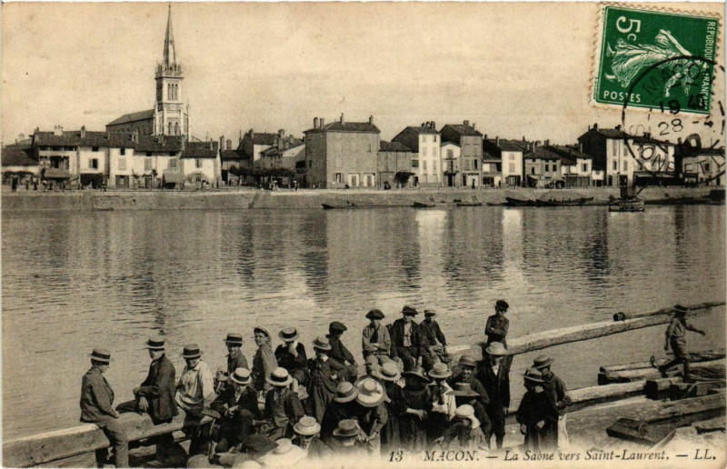Carte postale ancienne Macon La Saone vers Saint-Laurent France à Mâcon