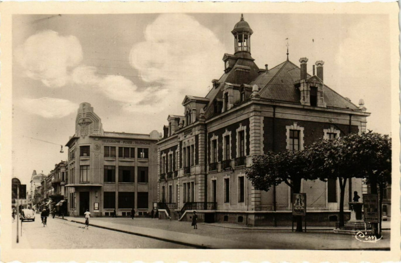 Carte postale ancienne Montceau les Mines L'Hotel de Ville et Hotel des Postes France à Mont