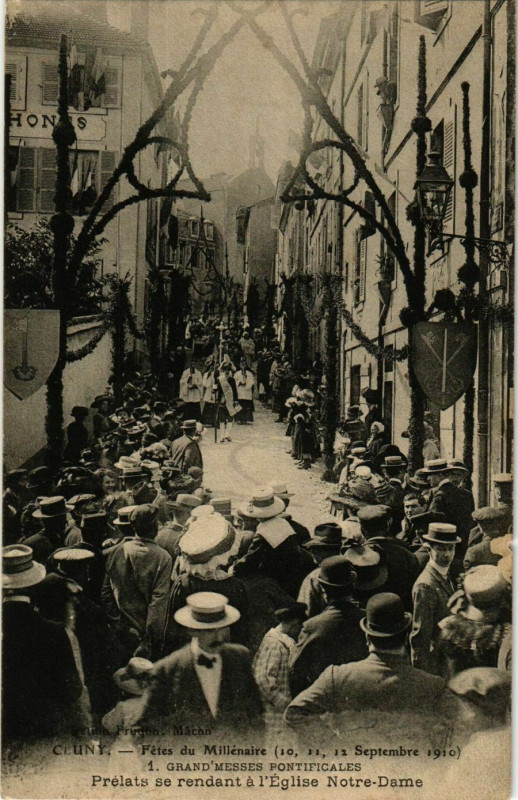 Carte postale ancienne Cluny Prelats se rendant a l'Eglise Notre-Dame France à Cluny