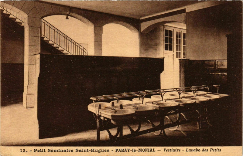 Carte postale ancienne Paray le Monial Vestiaire, Lavabo des Petits France à Paray-le-Monial