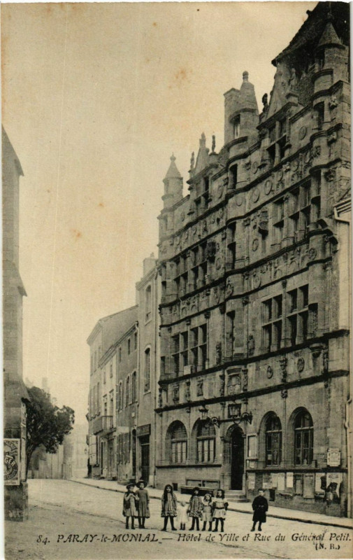 Carte postale ancienne Paray le Monial Hotel de Ville et Rue du General Petit France à Paray-le-Monial