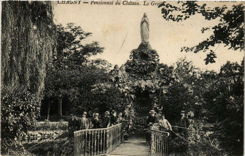 Carte postale ancienne Chagny Pensionnat du Chateau. La Grotte France à Chagny
