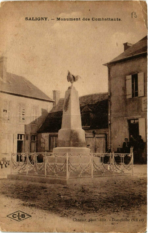 Carte postale ancienne Saligny - Monument des Combattants