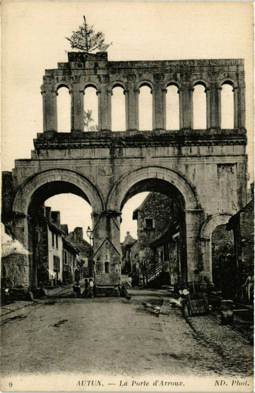 Carte postale ancienne Autun - La Porte d'Arroux à Autun