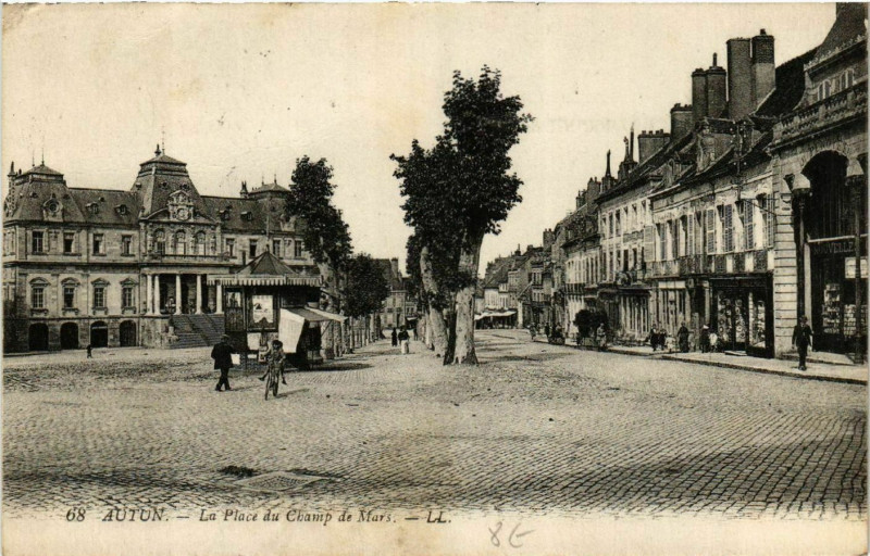 Carte postale ancienne Autun - La Place du Champ de Mars à Autun