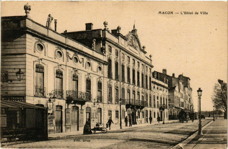 Carte postale ancienne Macon - L'Hotel de Ville à Mâcon
