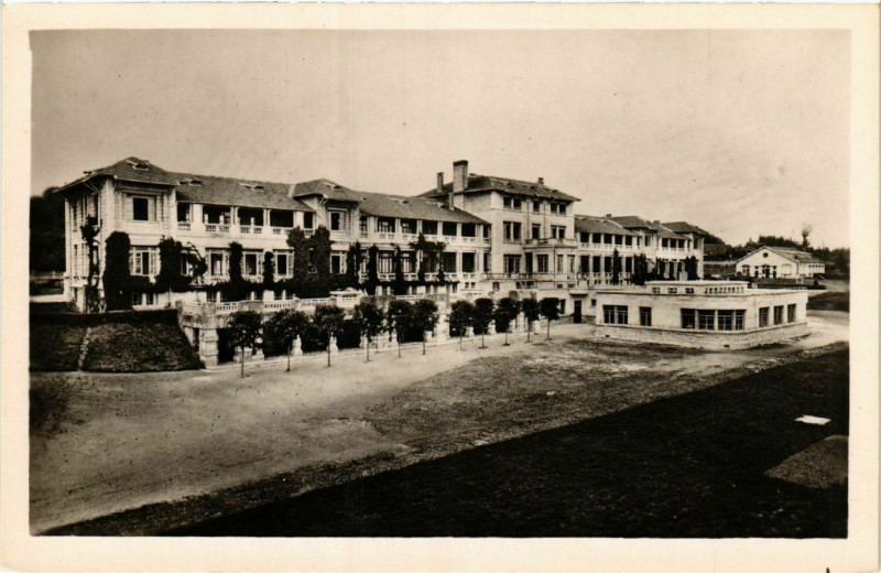 Carte postale ancienne La Guiche - Le Sanatorium-Vue générale Facade à La Guiche
