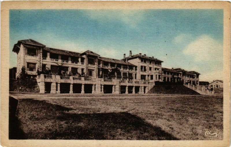 Carte postale ancienne La Guiche - Le Sanatorium - Facade Sud d'Ouest en Est à La Guiche
