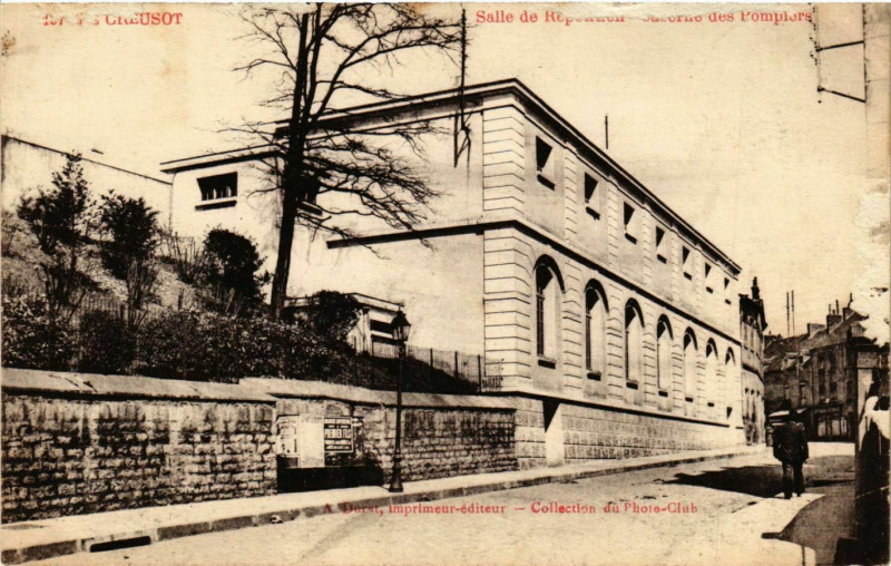 Carte postale ancienne Creusot - Salle de Republique