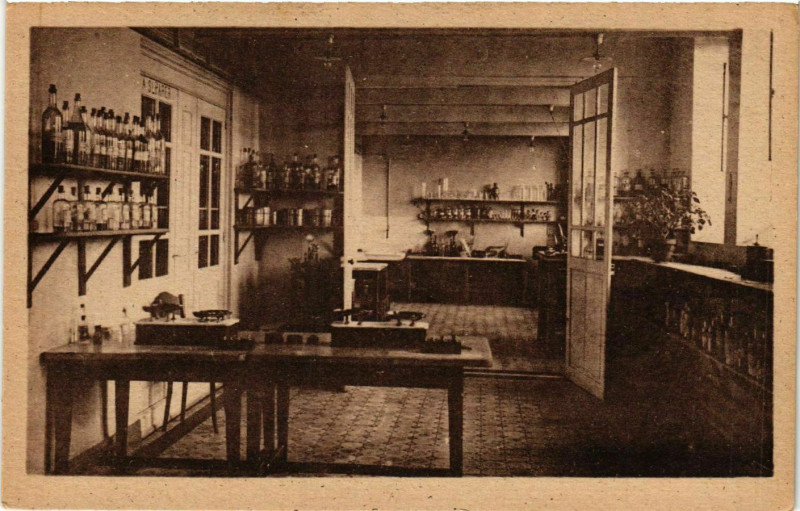 Carte postale ancienne Sanatorium de La Guiche - La Pharmacie à La Guiche