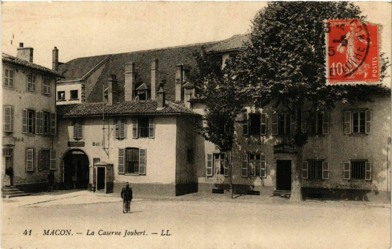 Carte postale ancienne Macon - La Caserne Joubert à Mâcon