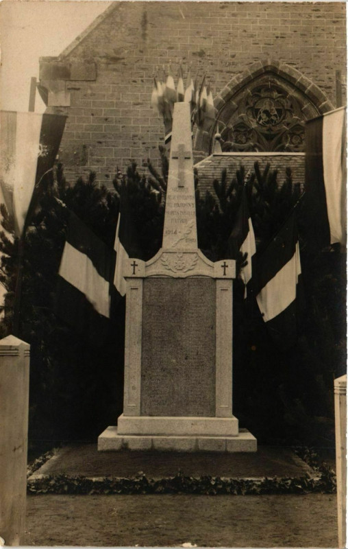 Carte postale ancienne Monument aux Morts
