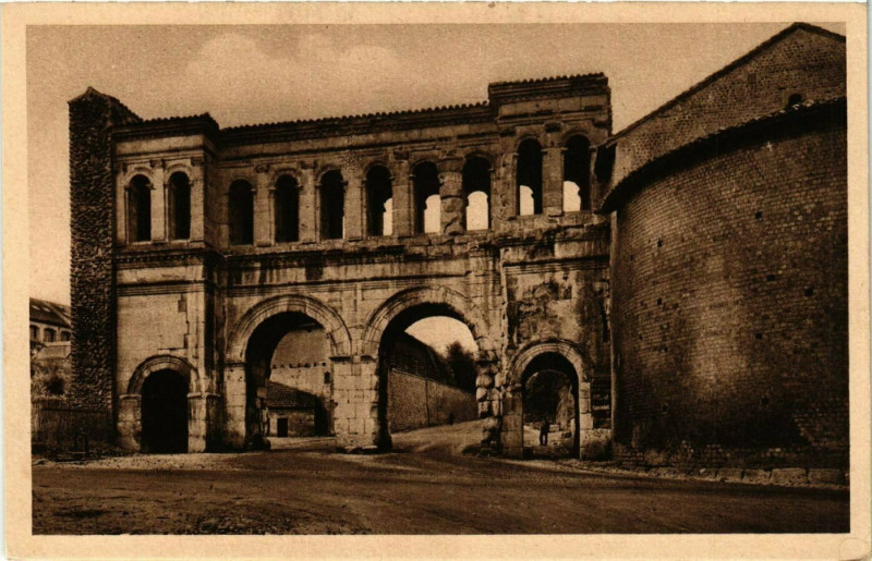 Carte postale ancienne Autun - Antique - Porte Saint-Andre (exterieur) - Edifice romain à Autun