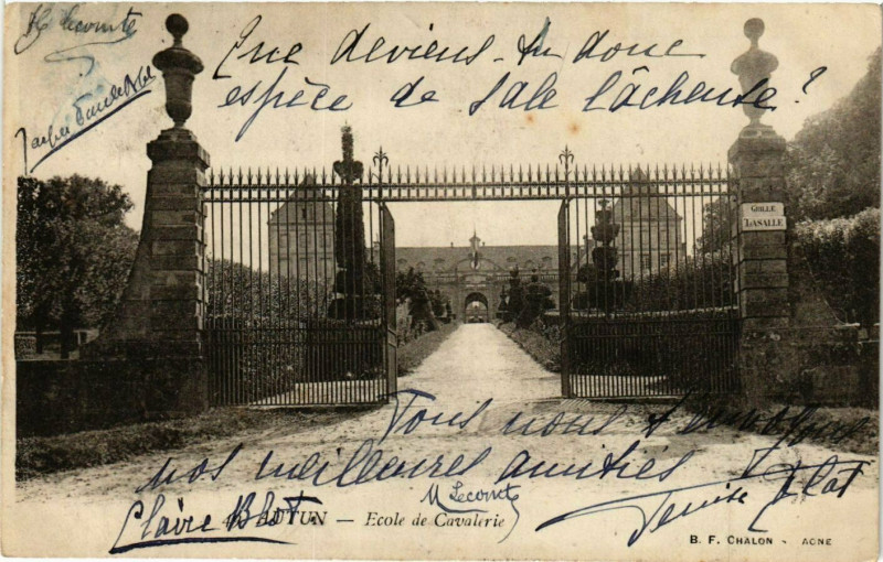Carte postale ancienne Autun - Ecole de Cavalerie à Autun
