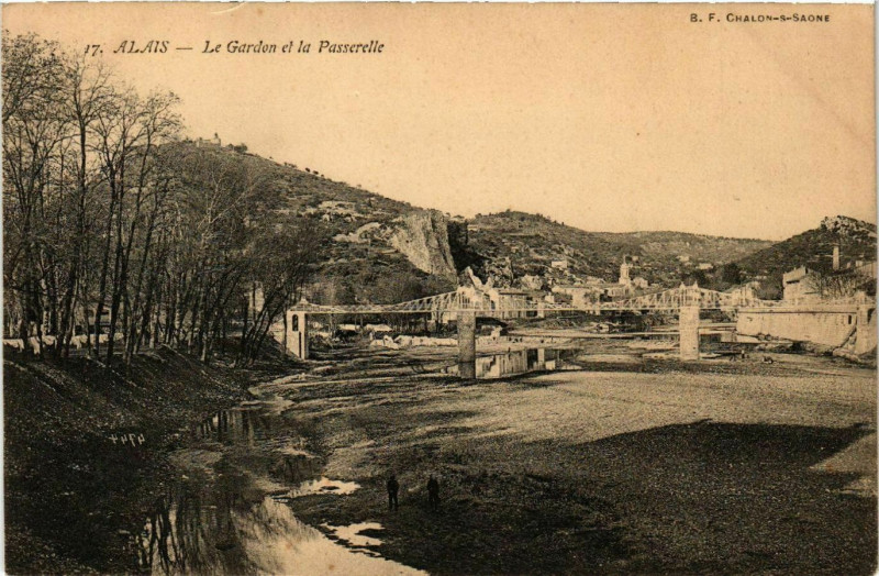 Carte postale ancienne Alais - Le Gardon et la Passerelle