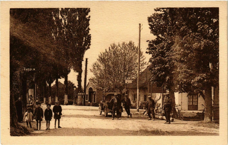 Carte postale ancienne Montret - Carrefour de la Croix à Montret