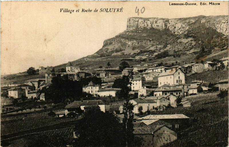 Carte postale ancienne Village et Roche de Solutre
