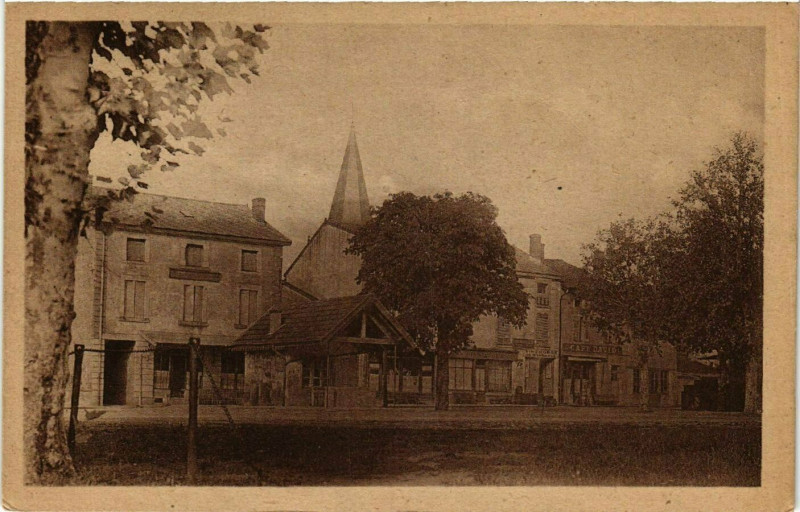 Carte postale ancienne Romenay (S.-& - L.) - Place du Monument à Romenay
