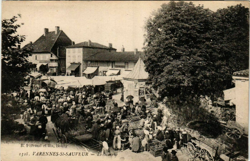 Carte postale ancienne Varennes - Saint-Sauveur - Le Marché à Varennes-Saint-Sauveur