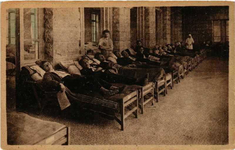 Carte postale ancienne Sanatorium de La Guiche - Une Cure d'Air à La Guiche